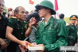Chùm ảnh: Khoảnh khắc gia đình, bạn bè bịn rịn chia tay thanh niên lên đường nhập ngũ