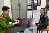 Buồn ngủ, tài xế ô tô tông và hất văng người phụ nữ thu gom rác lên vỉa hè