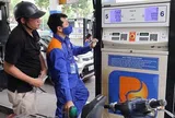 Giá xăng giảm, dầu tăng ngay phiên điều hành đầu năm