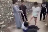 Một thiếu nữ mặc áo học sinh bị đánh hội đồng đến bất tỉnh