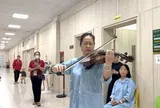 Xúc động cảnh nữ bệnh nhân khoa Cấp cứu BV Bạch Mai chơi viola tri ân y bác sỹ