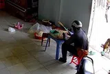Shipper bước vào nhà trong lúc chờ khách chuyển tiền, cảnh lọt vào camera được cắt ra đăng tải khắp nơi