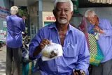 Một ngày theo chân người đàn ông bán vé số vẫn đi phát cơm cho bệnh nhân nghèo: “Thấy mình, cô bác mừng lắm…”
