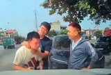 VIDEO: Người đàn ông bị bóp cổ, đánh tới tấp ngay giữa phố