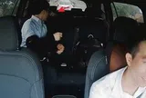 Hành động của nam hành khách khi phát hiện bé gái 5 tuổi trên taxi ở Hà Nội lên thẳng báo Hàn