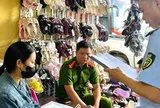 Bán 372 đôi dép Crocs giả thương hiệu, 2 hộ kinh doanh bị xử phạt