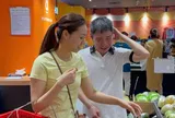 Vợ NSND Công Lý làm tiếp thị nuôi chồng, diễn viên Minh Tiệp rán trứng trên nắp capô