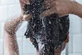 Nắng nóng đỉnh điểm, bác sĩ cảnh báo kiểu tắm nhiều người đang làm có thể gây đột tử