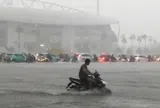 Hà Nội ngập sâu, đường phố tê liệt sau trận mưa to "trắng trời"
