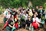 Hà Anh Tuấn, Bùi Công Nam, Phùng Khánh Linh lội bùn trồng rừng