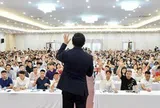 Một công ty "dạy làm giàu" phải dừng bán khóa học, chủ tịch là diễn giả nổi tiếng bất ngờ xin từ chức