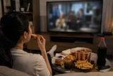 Vì sao xem TV khiến chúng ta ăn nhiều hơn?