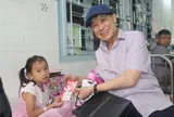 Tỷ phú Johnathan Hạnh Nguyễn xuất hiện tại BV Nhi đồng 2 với chiếc túi "Very Special" vào ngày đặc biệt