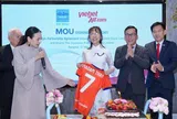 Tiến sĩ Nguyễn Thị Phương Thảo bắt tay Madam Pang