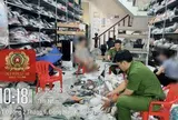 Công an liên tiếp kiểm tra nhiều cơ sở kinh doanh giày dép, tạp hóa