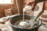 Lý do thợ xây thêm 'chất lỏng trắng' vào xi măng: Bí quyết chỉ người trong nghề mới thành thạo
