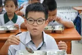 'Soi' bữa ăn bán trú đầu tiên của học sinh TPHCM sau sáp nhập trường lớp