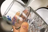 Tất cả các gia đình đang dùng cốc thủy tinh chú ý!