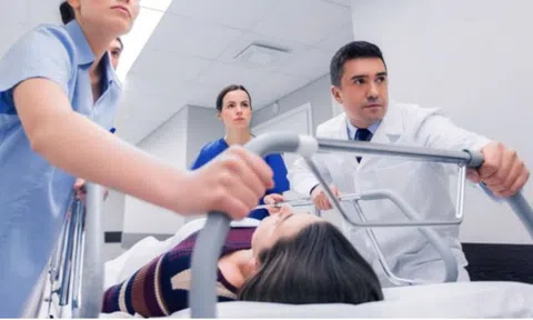 Nữ kế toán 30 tuổi liệt nửa người vì 1 chế độ ăn nhiều người trẻ đang “chạy theo”: Bác sĩ cảnh báo khẩn