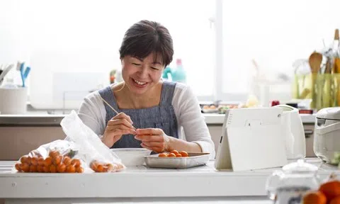 Dì 50 tuổi chia sẻ “kỹ năng làm việc nhà” gây sốt, cư dân mạng bình luận: Người biết sống, cuộc đời dễ dàng