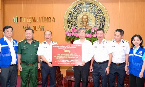 Lãnh đạo TPHCM thăm cán bộ, chiến sĩ và nhân dân trên quần đảo Trường Sa