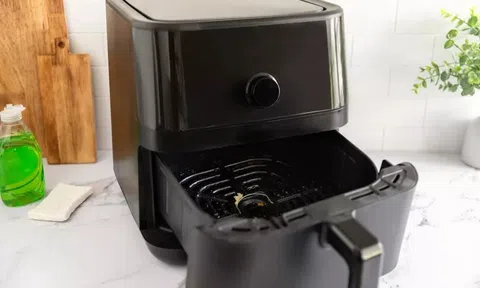 Bất cứ ai dùng nồi chiên không dầu nên biết: Đây là cách vệ sinh nồi dễ nhất!