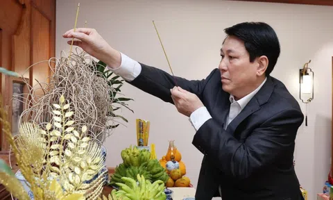 Chủ tịch nước thắp hương tưởng nhớ cố Tổng Bí thư Nguyễn Phú Trọng, thăm hỏi Phu nhân Ngô Thị Mận