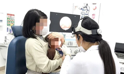 Bé trai 1 tuổi hóc ghim tất vào họng nhưng bố mẹ tưởng mọc răng: Bác sĩ cảnh báo nguy cơ dị vật sắc nhọn ở trẻ nhỏ