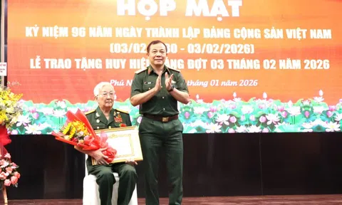 TPHCM: Trao Huy hiệu Đảng cho 36 đảng viên phường Phú Nhuận