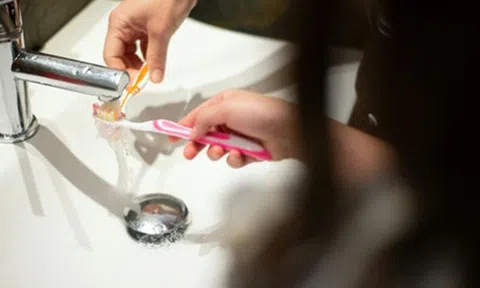 Trước khi đánh răng có cần làm ướt bàn chải không? Nha sĩ lên tiếng: đa số chúng ta đã làm sai