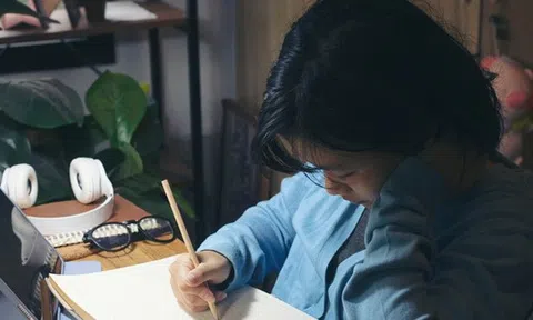 Cô bé 10 tuổi toàn học đến rạng sáng, sát kỳ thi lại từ chối tới trường, đằng sau là thực tế 80% trẻ mất ngủ không dám nói ra