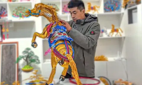 Người đàn ông dùng 2.600m sợi nhôm 'dệt' ngựa thần may mắn đón Tết Bính Ngọ