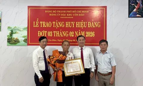 Trao Huy hiệu 60 năm tuổi Đảng cho đảng viên tại Côn Đảo