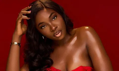 Nữ ca sĩ 26 tuổi qua đời do bị rắn độc cắn