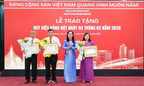 Đảng bộ UBND TPHCM trao Huy hiệu Đảng cho 45 đảng viên