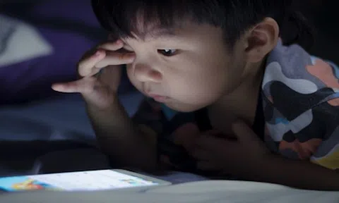 Cháu khóc là ông bà cho xem điện thoại, bé trai 3 tuổi cận thị tới 400 độ