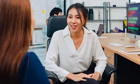 Nhà tuyển dụng hỏi khó: Nếu phát hiện chồng sếp ngoại tình, bạn xử lý như nào?, cô gái trẻ trả lời 1 câu thể hiện EQ cao vút!