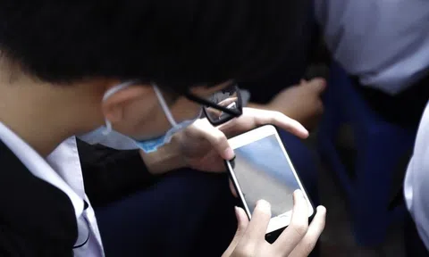 Phát hiện nội dung lạ trong iPad của con trai học lớp 8, bà mẹ ở TP.HCM bối rối không biết phải làm sao