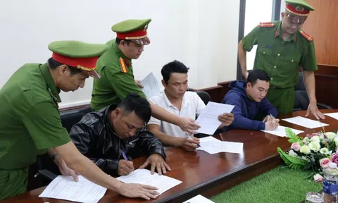 Chôn lấp gần 450 tấn chất thải trái phép ven sông, 3 người bị khởi tố