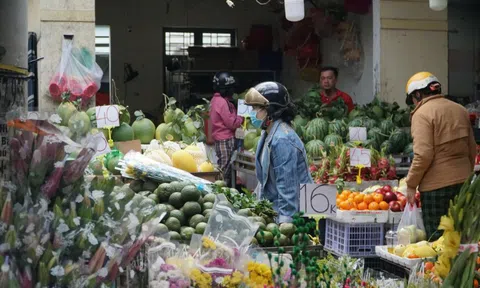 Ngày ông Công ông Táo: Người mua thắt chặt chi tiêu, tiểu thương bán “lấy công làm lãi”