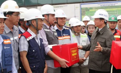 Phó Thủ tướng Trần Hồng Hà động viên, chúc Tết người lao động trên công trường sân bay Long Thành