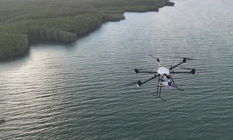 NÓNG: Chính thức khai trương tuyến giao hàng vượt biển bằng UAV đầu tiên, 2kg hàng bay 12km mất 15 phút