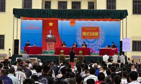 Tranh cãi nhau về một bộ phim, chém bạn tù trọng thương