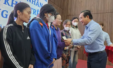 Chủ tịch UBND TPHCM tặng quà cho công nhân có hoàn cảnh khó khăn ở phường Dĩ An