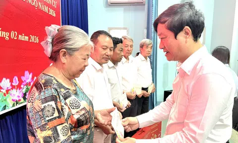 Phó Bí thư Thành ủy TPHCM tặng quà Tết cho Bí thư chi bộ có hoàn cảnh khó khăn khu vực Bình Dương