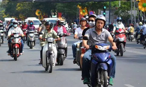 Cảnh sát giao thông địa phương cảnh báo nóng với người đi xe máy