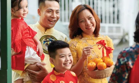 Khi họ hàng trêu trẻ “không chào thì không có lì xì”, cách cha mẹ đáp lại ảnh hưởng rất lớn đến đời con