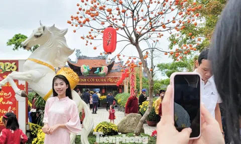 Chen chân cầu an đầu năm ở cổ tự 700 tuổi tại Quảng Trị