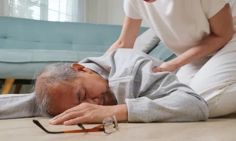 Ngày càng nhiều người bị đột quỵ, bác sĩ cảnh báo gấp: 3 thói quen này, dù khó đến đâu cũng phải thay đổi