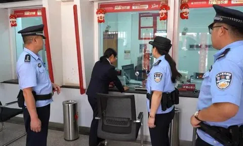 Thấy khách hàng mới mở tài khoản được 4 ngày đã nhận hơn 752 triệu đồng rồi rút ngay 225 triệu, nhân viên lập tức báo công an